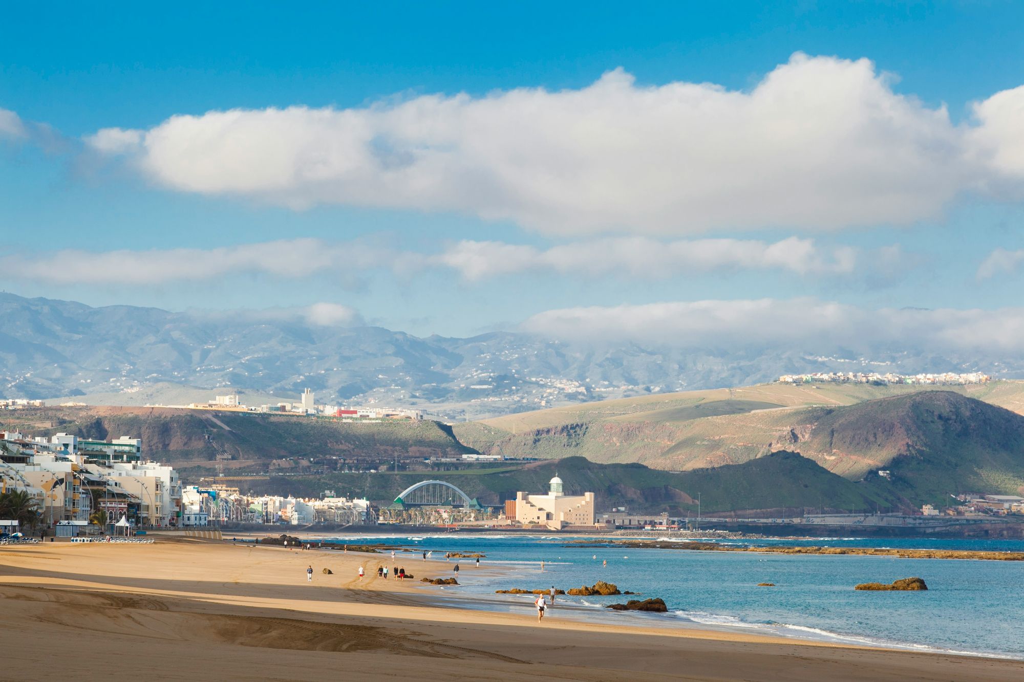 Playa de Las Canteras con las montañas al fondo, Las Palmas de Gran Canaria