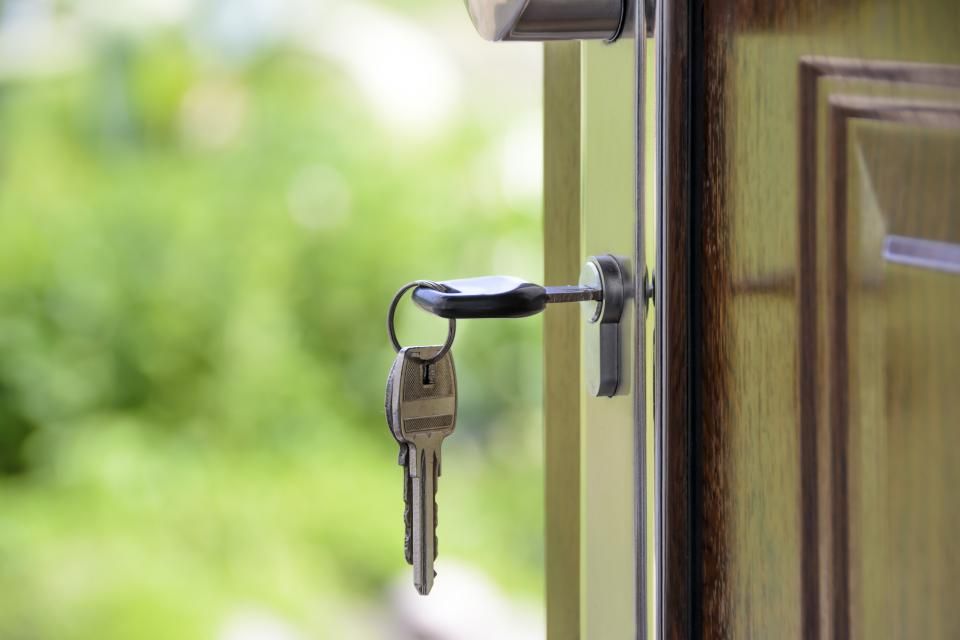 Llave puesta en la puerta de una vivienda