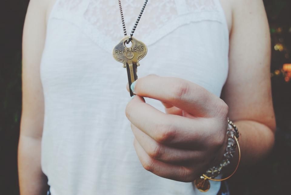 Mano entregando las llaves de una vivienda