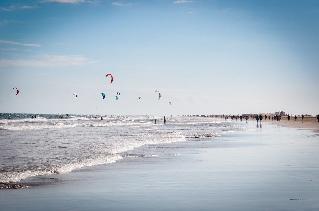 Cometas de kitesurf en la orilla de Playa del Inglés