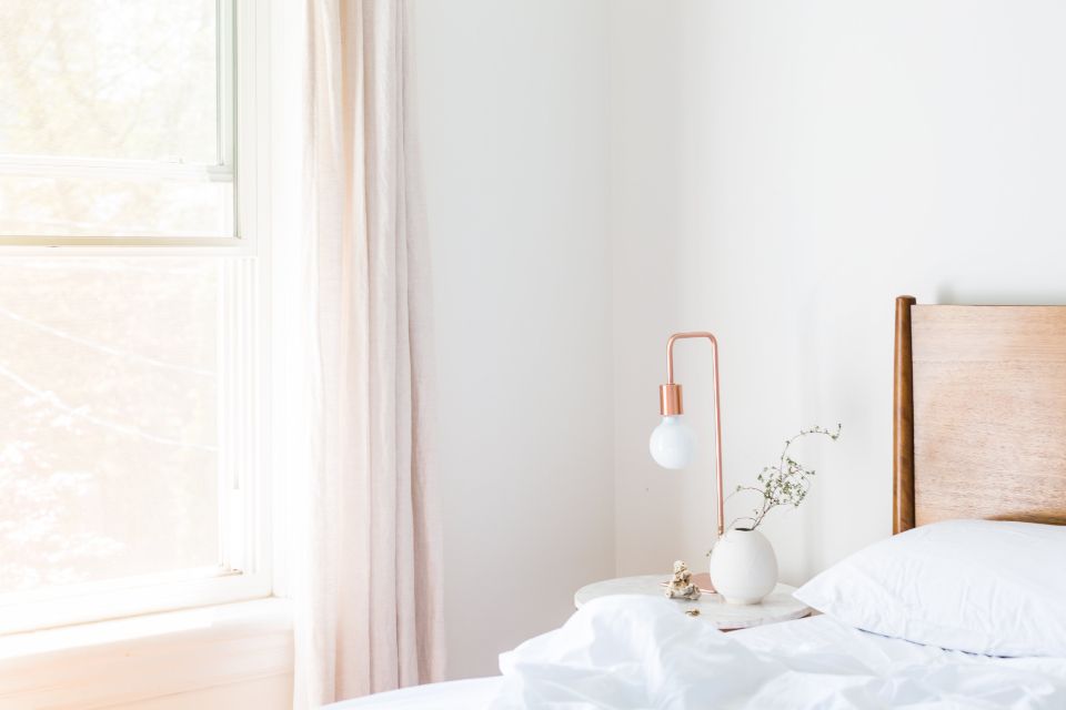 Ropa de cama blanca recién cambiada
