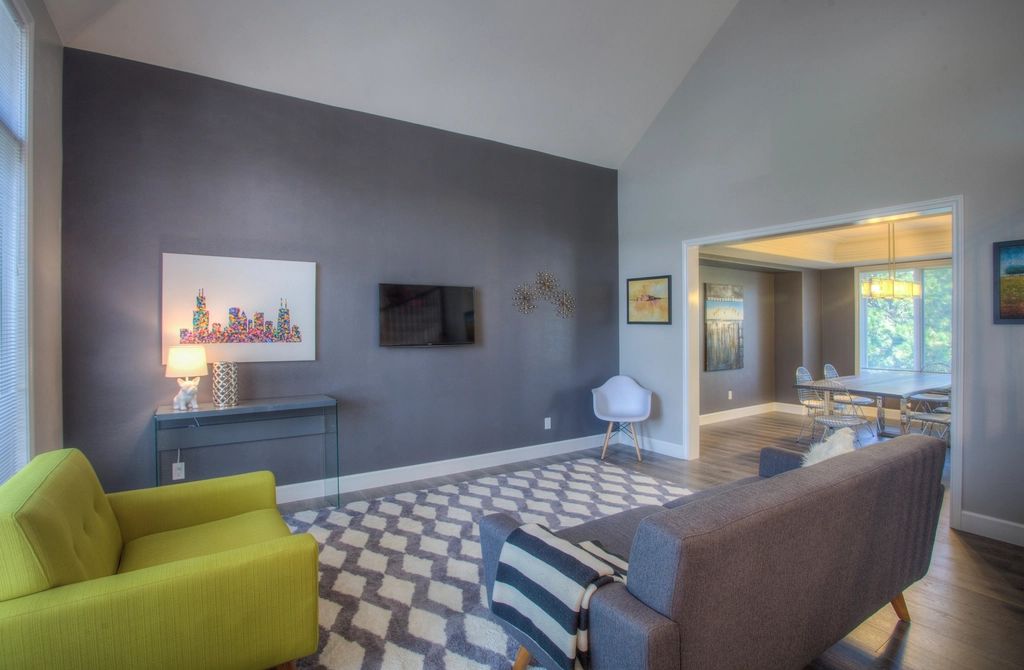 Salón con sofá y zona de estar